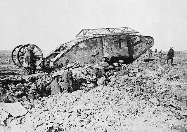 Brytyjski czołg Mark I podczas bitwy nad Sommą, wrzesień 1916 r.