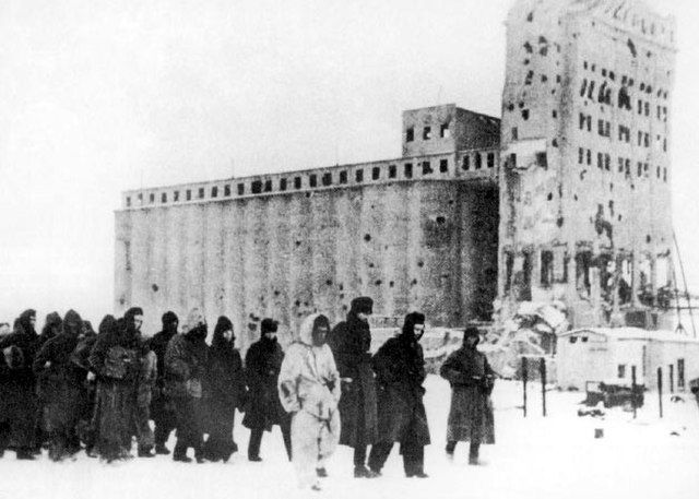 Żołnierze niemieccy prowadzeni do niewoli po kapitulacji Stalingradu, luty 1943 r.