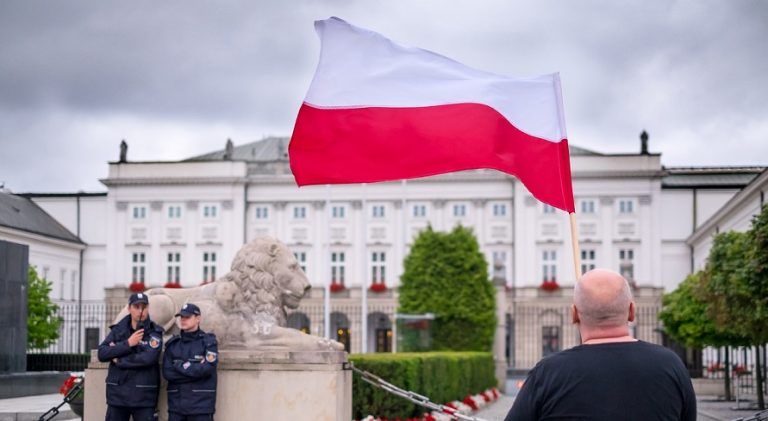 Flaga Polski, w tle Pałac Prezydencki
