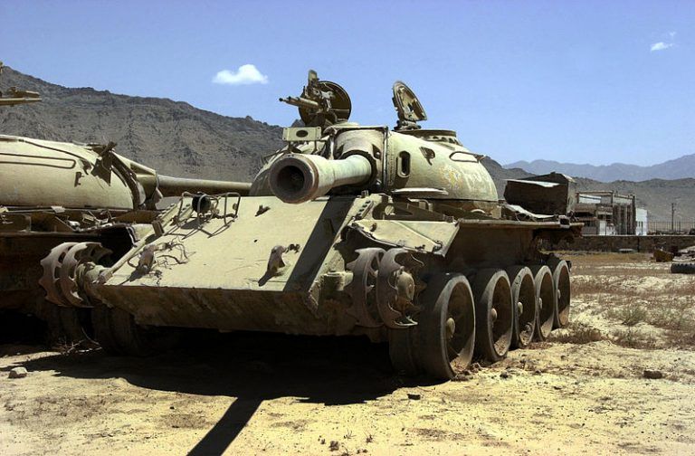 Porzucone przez armię radziecką czołgi w pobliżu bazy lotniczej Bagram