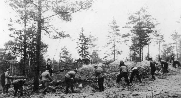 13 kwietnia roku 1943 – berlińskie radio informuje o odkryciu masowych grobów w Katyniu, Sowieci rozpoczynają dezinformację