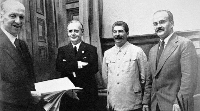 Jak rodził się sojusz nazistowsko-sowiecki? Kulisy podpisania paktu Ribbentrop-Mołotow
