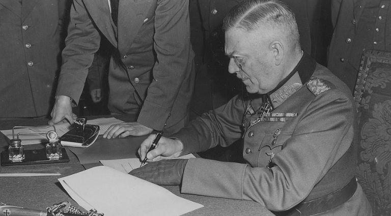 8 maja roku 1945 – kapitulacja dowódców niemieckiej III Rzeszy wobec aliantów zachodnich i Związku Sowieckiego