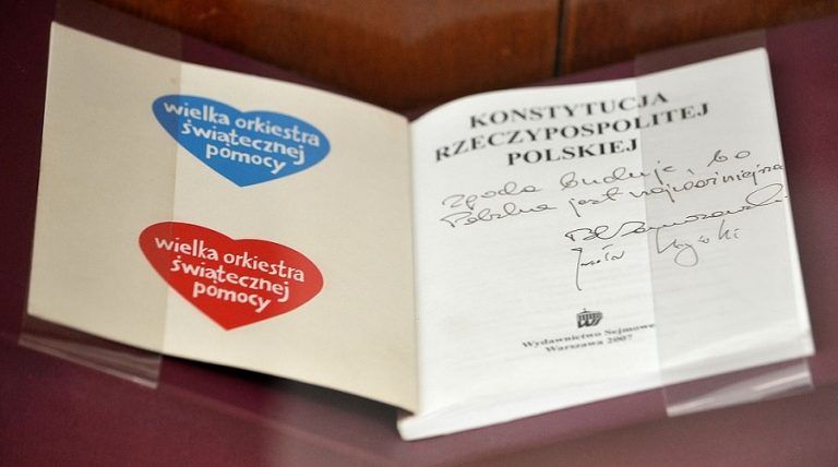 25 maja roku 1997 – Polacy w referendum nieznaczną większością głosów zaakceptowali Konstytucję RP