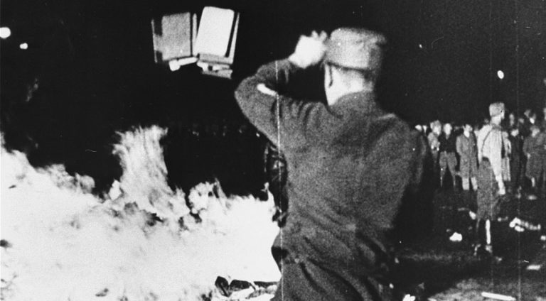 10 maja roku 1933 – kulminacja niemieckiej akcji palenia książek niezgodnych z nazistowską ideologią