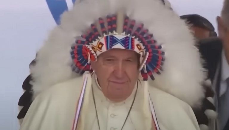 Papież przeprosił rdzenną ludność Kanady. Za co? Czy księża mordowali indiańskie dzieci? Obalamy fejki!