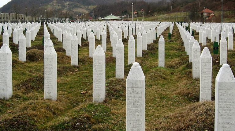 12 lipca roku 1995 – początek masakry w Srebrenicy, serbskiej zbrodni na bośniackich muzułmanach