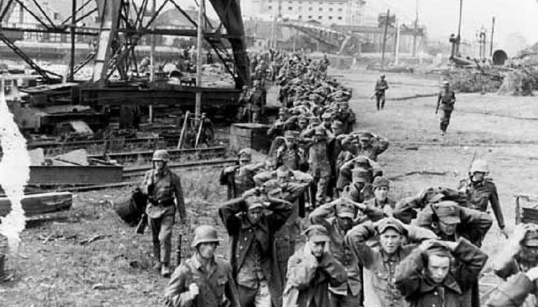 7 września roku 1939 – kapitulacja polskiej załogi na Westerplatte po długim boju z liczniejszymi Niemcami