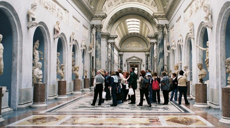 Co tam się stało?! Turysta rozbił dwa starożytne popiersia w Muzeach Watykańskich